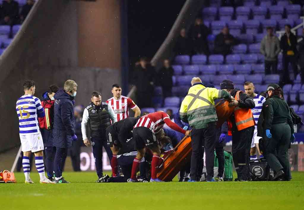 Sheffield United midfielder Tom Lawrence collapses during Championship play-off final vs. Fulham